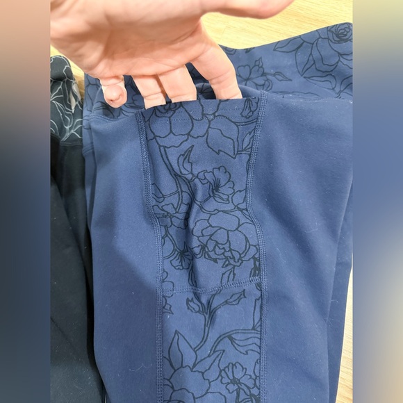 Skechers 2 pair navy & black Leggings w/ subtle floral trim & side pockets. NWOT - Picture 6 of 12